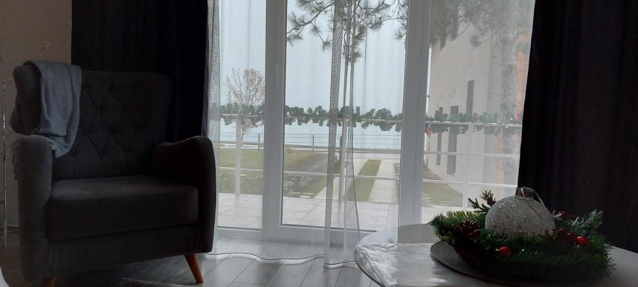 Fenix Apartment & Rooms Vinci Bagian luar foto