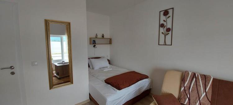 Fenix Apartment & Rooms Vinci Bagian luar foto